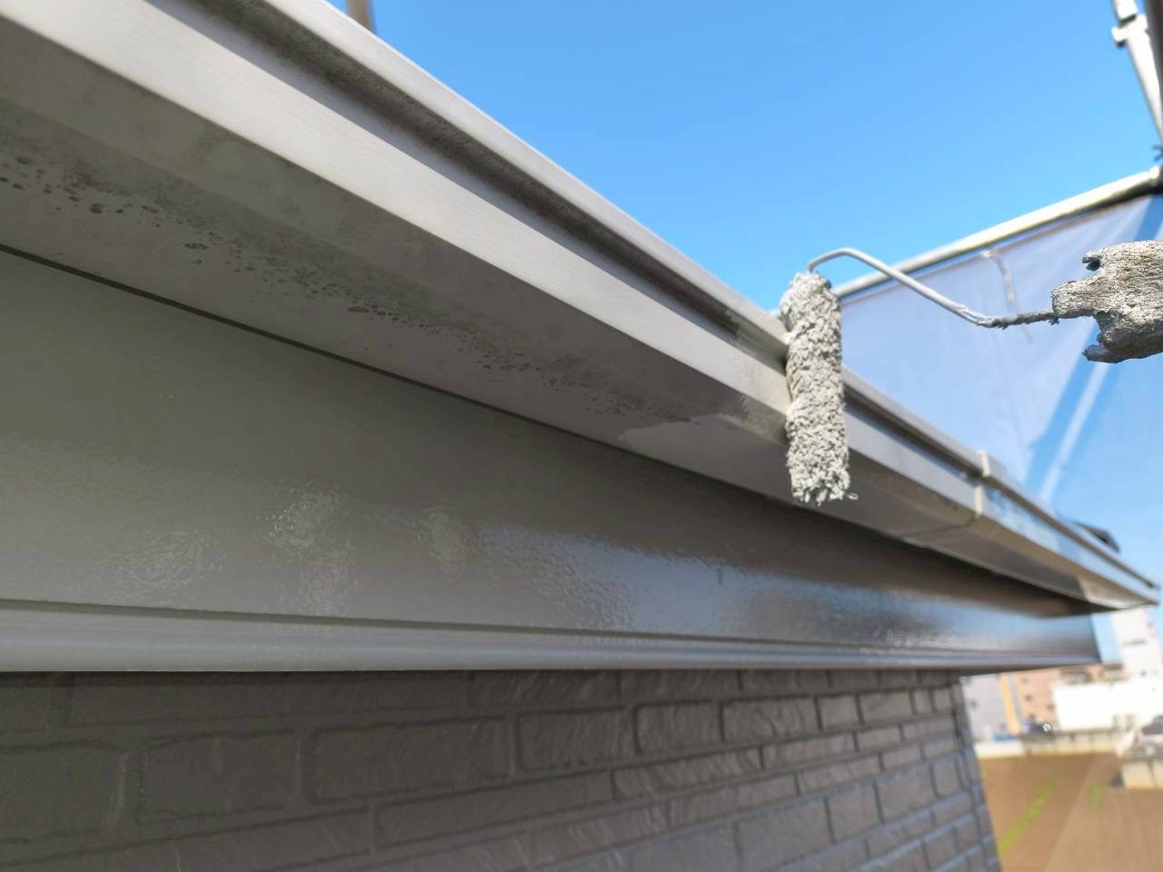 軒といを外壁と同じ色で塗装中